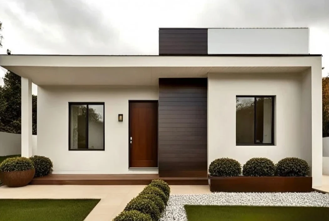 Modelo Sara: fachada blanca con panel de madera oscura y jardín frontal